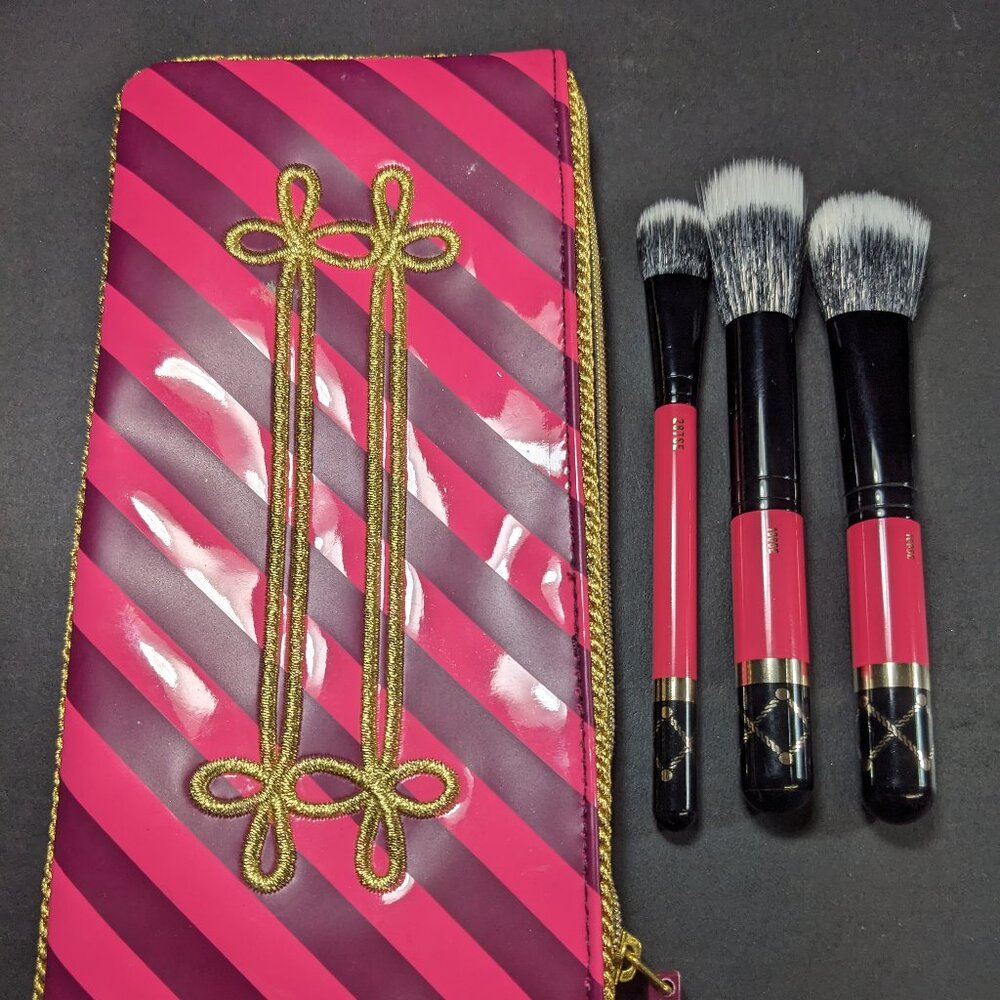 MAC Nutcracker Sweet Mineralize Brush Set with bag
